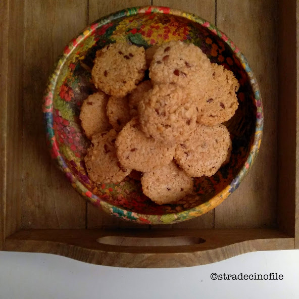 Biscotti all'avena, grana padano e semi di lino