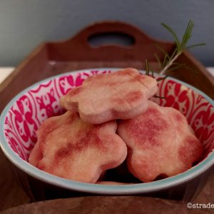 Biscotti profumati al pollo e rosmarino