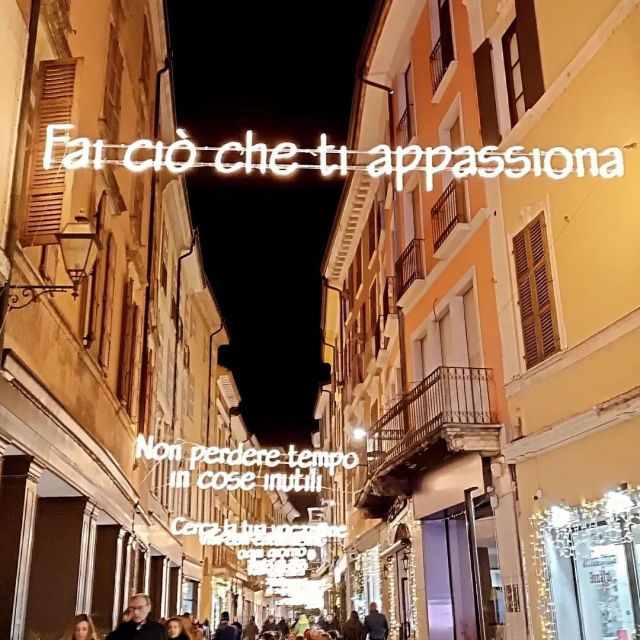 Luci su Cremona! 🧡 Come un cerchio che si chiude, come i puntini che piano piano, come in un disegno della settimana enigmistica, si uniscono. 
Come stare dove hai sempre desiderato stare. 
È stato così Il primo congresso Sisca dedicato ad un argomento che mi risuona tantissimo: la passeggiata in natura come supporto terapeutico!
Io ci credo talmente tanto in questo "supporto terapeutico" da aver dato vita da qualche anno questo progetto ovvero "stradecinofile" proprio con l' idea di spingere verso la natura i proprietari di cani, i clienti, i colleghi alla ricerca di un percorso per portare i loro sistemi. Alla ricerca di un equilibrio, di un esempio, che si può trovare nel contesto naturale. Nulla di definito, tutto istintivo. 
Nuove idee stanno nascendo e si fanno spazio in me, grazie alle ultime ricerche in ambito di forest therapy. 
Poi la sera, camminando per via Solferino, riordinando i pensieri in subbuglio per l'entusiasmo, si accendono le luci e davanti ai miei occhi c'è uno spettacolo straordinario: 
"Fai ciò che ti appassiona" , "Cerca la tua vocazione", 
"Cerca di migliorarti ogni giorno", "Ridi spesso" ...
Preziosi consigli di vita, luminosi,  accesi a ricordarti il senso della tua strada! 🌳
# Cremona #stradecinofile #approcciocognitivorelazionale #approcciocognitivozooantropologico #foresttherapy #congresso #dvm #sistemafamiglia #boscoterapia